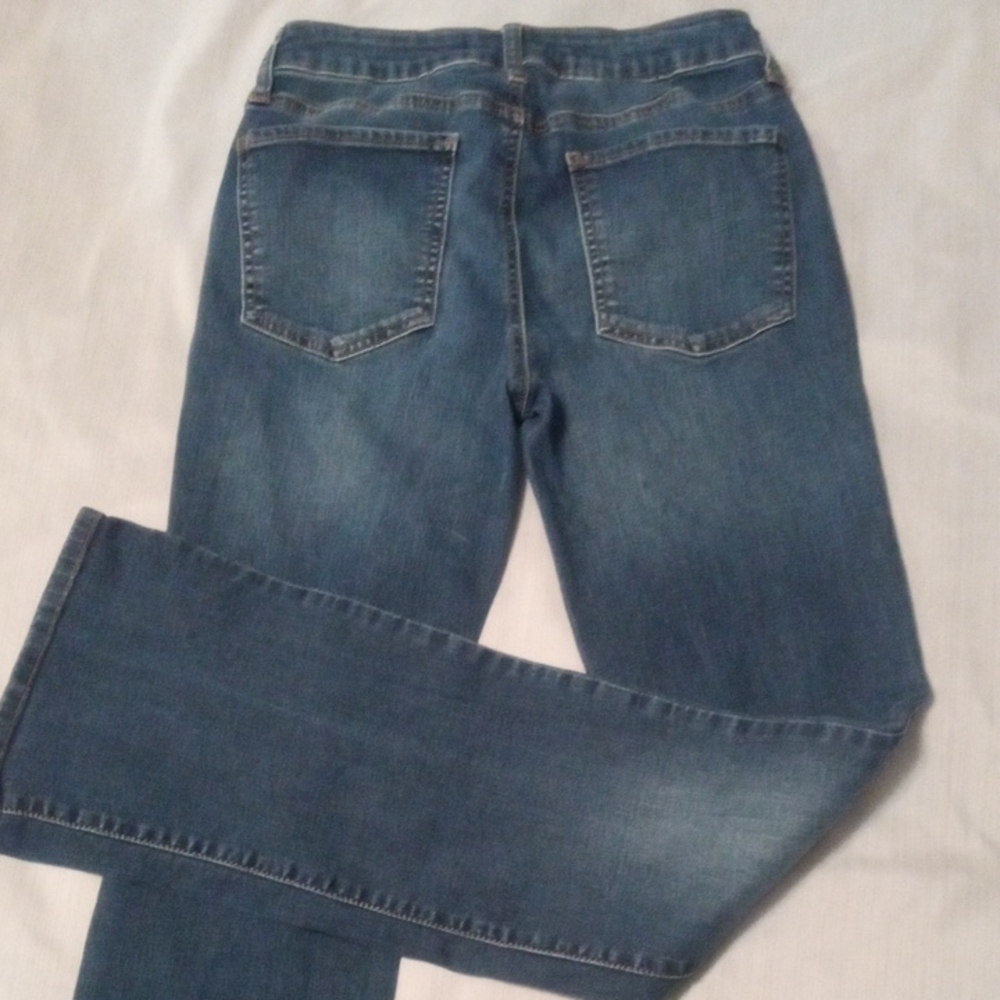 Blue Straight Leg Jeans with Classic Denim Style - Picture 7 of 10